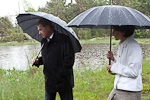 Presidenttipari Ahvenanmaan Eckerössä suolla, jossa kasvaa harvinaisia kämmekkäkasveja. Copyright © Tasavallan presidentin kanslia