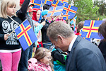 Ahvenanmaalaiset koululaiset tervehtivät presidenttiparia Eckerössä. Copyright © Tasavallan presidentin kanslia