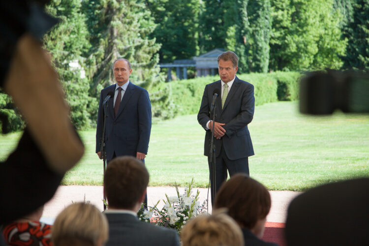 Presidentit pitivät lehdistötilaisuuden Kultarannan puistossa Paviljongin edustalla.