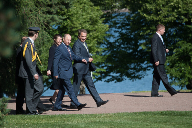 Presidentit saapuivat Kultarannan puistossa pidettyyn lehdistötilaisuuteen.