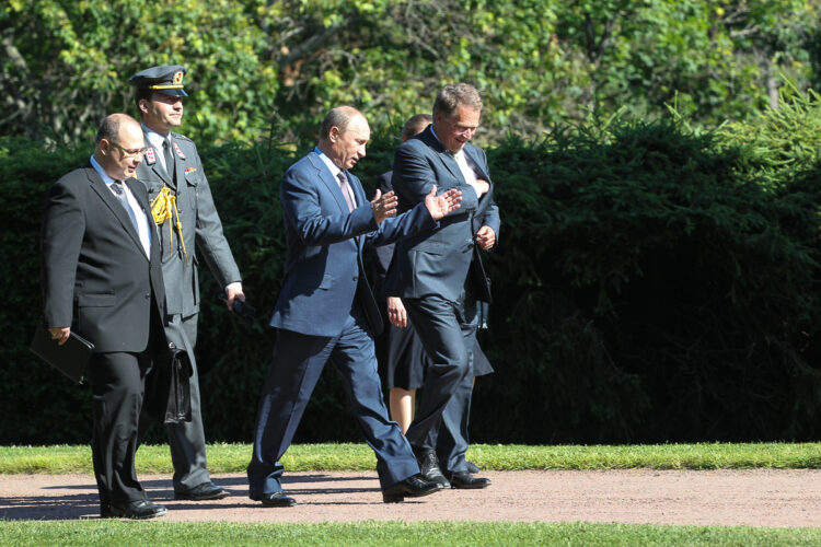 Presidentit saapuivat Kultarannan puistossa pidettyyn lehdistötilaisuuteen.