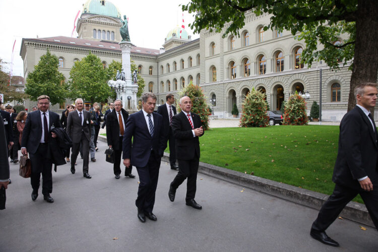 Presidentit siirtyivät jalan parlamentista virallisiin keskusteluihin. Copyright © Tasavallan presidentin kanslia