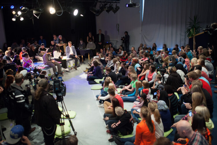 Itä-Helsingin Kontulaan kokoontui noin 300 nuorta kysymään ja keskustelemaan presidentin kanssa. Copyright © Tasavallan presidentin kanslia 
