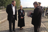  Auschwitz-Birkenaun museon johtaja Cywiński lahjoitti presidentille kirjan muistoksi käynnistään. Copyright © Tasavallan presidentin kanslia 