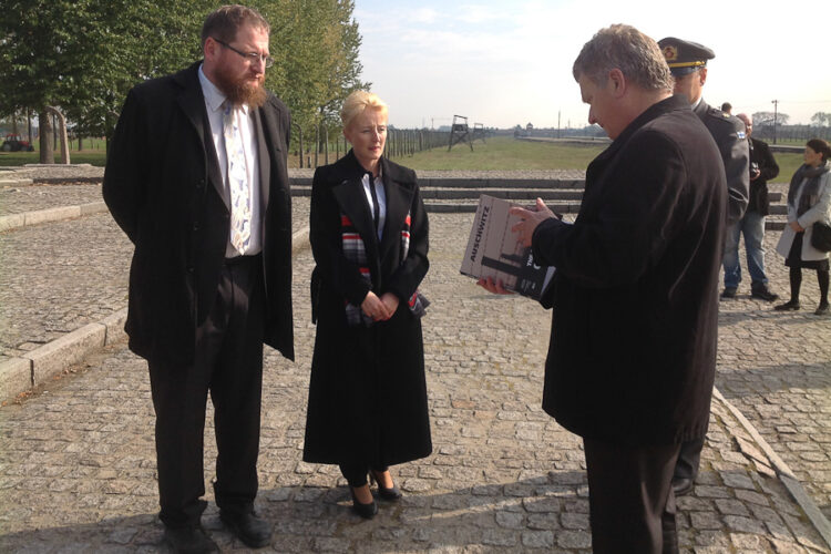 Auschwitz-Birkenaun museon johtaja Cywiński lahjoitti presidentille kirjan muistoksi käynnistään. Copyright © Tasavallan presidentin kanslia 