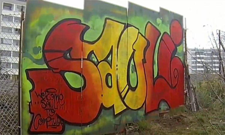  Sauli-graffiti Kontulassa, tekijänä Maxie Madisson. Kuvakaappaus nuorten tekemältä videolta.