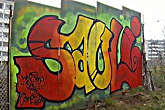 Sauli-graffiti Kontulassa, tekijänä Maxie Madisson. Kuvakaappaus nuorten tekemältä videolta.