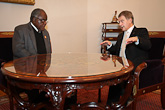  Presidentti Pohamba ja presidentti Niinistö kahdenvälisissä keskusteluissa. Suomella ja Namibialla on pitkäaikaiset ja hyvät suhteet, jotka käynnistyivät jo 1800-luvulla lähetystoiminnan myötä.