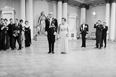 Presidenttipari Urho ja Sylvi Kekkonen valmistautuvat ottamaan vastaan juhlavieraat itsenäisyyspäivänä 6. joulukuuta 1962. Myös kuvaajat ja toimittajat ovat valmiina. Kuva: Lehtikuva