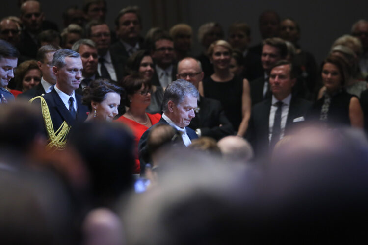  Juhlakonsertti alkamassa, presidenttipari saapui Tampere-talon Isoon saliin viimeisenä. Copyright © Tasavallan presidentin kanslia