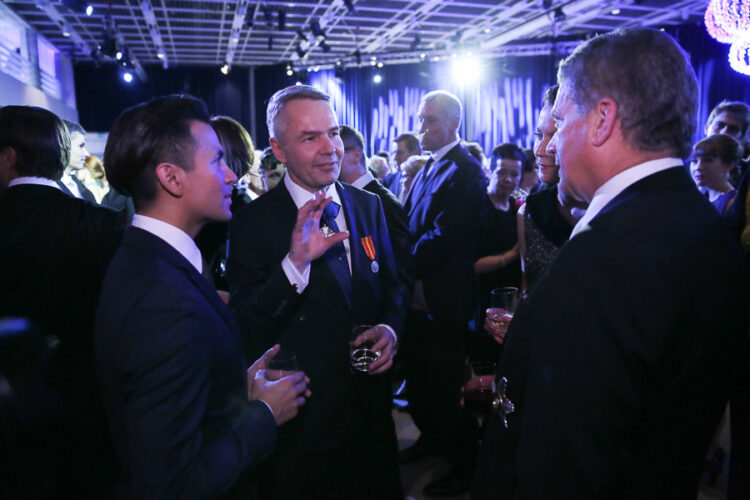  Kehitysministeri Pekka Haavisto ja Nexar Antonio Flores keskustelevat presidenttiparin kanssa vastaanotolla. Copyright © Tasavallan presidentin kanslia