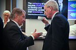 Käytäväkeskustelua Ruotsin ulkoministerin Carl Bildtin seurassa. Copyright © Tasavallan presidentin kanslia
