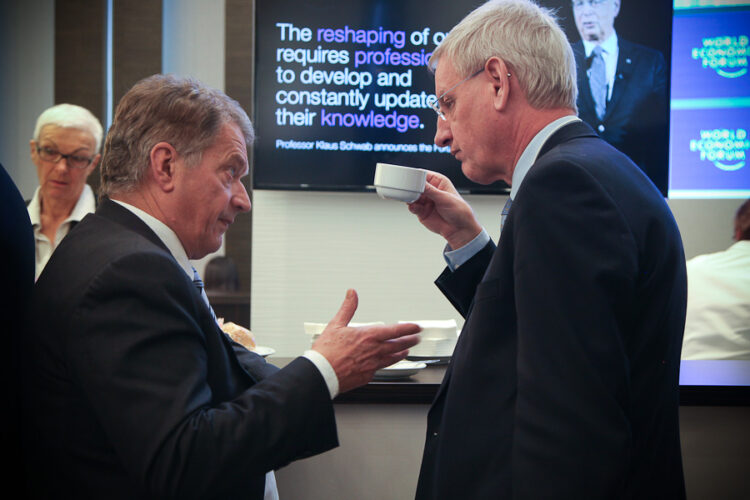  Käytäväkeskustelua Ruotsin ulkoministerin Carl Bildtin seurassa. Copyright © Tasavallan presidentin kanslia 
