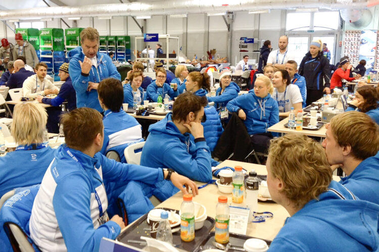  Having breakfast with the men's and women's ice hockey teams. Copyright © Office of the President of the Republic 
