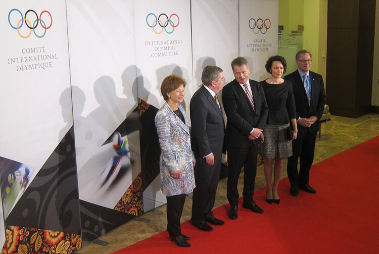  International Olympic Committee President Thomas Bach (second from left) and spouse greeting President Sauli Niinistö, Mrs Jenni Haukio and Finnish Olympic Committee President Risto Nieminen on Thursday, 6 February. Copyright © Office of the President of the Republic