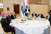 Presidentti Niinistö puhui Libanonin presidentin tarjoamalla lounaalla, johon osallistui myös Libanonin pääministeri Tammam Salam (toinen oik.). Kuva: Libanonin presidentin kanslia