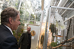  Botanian puutarhassa myös papukaija Juuso kohtasi presidentin. Copyright © Tasavallan presidentin kanslia 