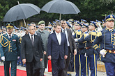  Tervetuloseremonia Libanonin presidentinpalatsin pihalla. Presidentit tarkastavat kunniakomppanian.  Kuva: Libanonin presidentin kanslia 