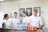  Kriisinhallintajoukon keittiöväkeä: Sonja Niemi (vas.), Lauri Leppäkoski, Elias Saura, Roni Pohjalainen. Copyright © Tasavallan presidentin kanslia 