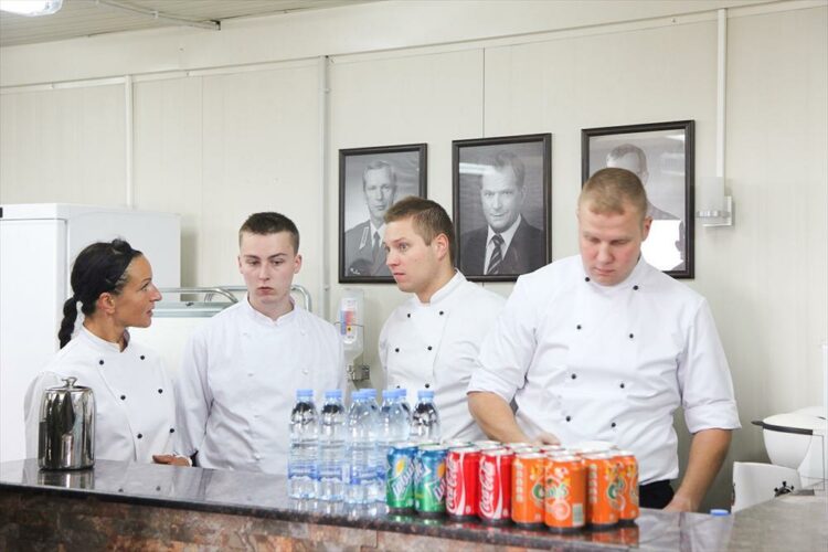  Chefs for the crisis management forces Sonja Niemi (left), Lauri Leppäkoski, Elias Saura and Roni Pohjalainen. Copyright © Office of the President of the Republic 