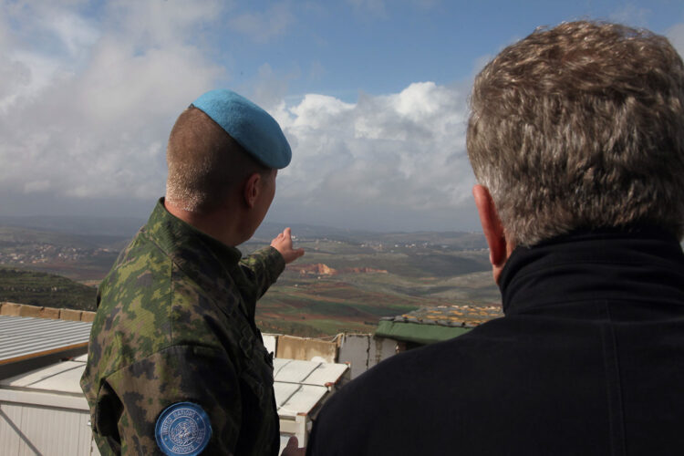  I den pågående insatsen övervakar FN:s fredsbevarare skiljelinjen mellan Libanon och Israel samt stöder Libanons styrkor och bistår lokalbefolkningen. Copyright © Office of the President of the Republic
