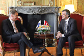 Presidentti Sauli Niinistö ja Turkin presidentti Abdullah Gül keskusteluissa Haagin ydinturvahuippukokouksessa. Copyright © Tasavallan presidentin kanslia 