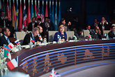  President Niinistö under toppmötets session tisdagen den 25 mars. I mitten Norges statsminister Erna Solberg. Copyright © Republikens presidents kansli 