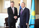  President Sauli Niinistö och Kazakstans president Nursultan Nazarbajev träffades under toppmötet om kärnsäkerhet i Haag den 24 mars. Copyright © Republikens presidents kansli 