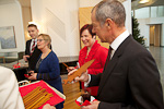  Presidentti Niinistö tarjosi korppoolaisille glögin painikkeeksi piparkakkuhauet. Copyright © Tasavallan presidentin kanslia 