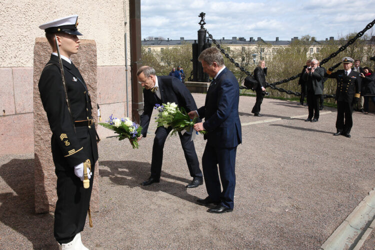 Presidenterna lägger ned sina blomsterhyllningar vid minnesmärket på Sveaborg över de ester som stupat i den finska flottans tjänst. Copyright © Republikens presidents kansli