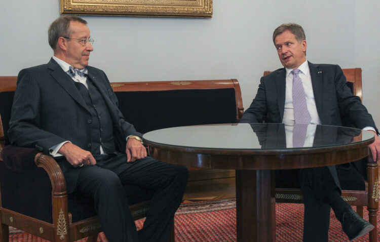 Bilaterala diskussioner. Presidenterna diskuterade förutom det internationella läget bland annat de bilaterala relationerna mellan Finland och Estland. Copyright © Republikens presidents kansli