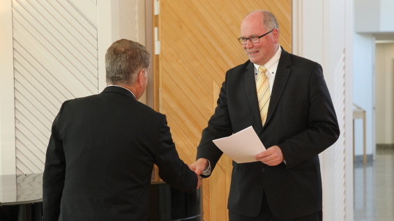 Presidentti Niinistö ja puhemies Heinäluoma tapasivat Mäntyniemessä 23.6.2014. Kuva: Tasavallan presidentin kanslia.