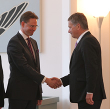 Outgoing Prime Minister Katainen shaking hands with President Niinistö. Photo: Office of the President of the Republic.