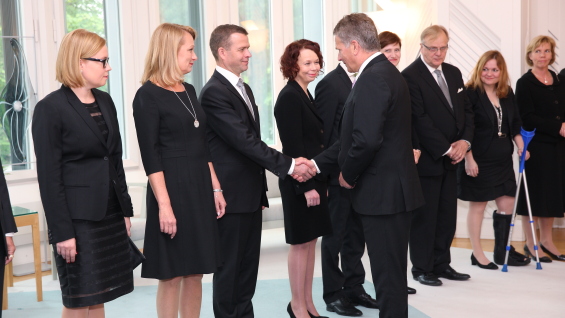Regeringens nya ministrar Laura Räty, Lenita Toivakka och Petteri Orpo står i tur att skaka hand. Foto: Republikens presidents kansli.
