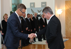 The new Prime Minister Alexander Stubb greeting the President. Photo: Office of the President of the Republic.