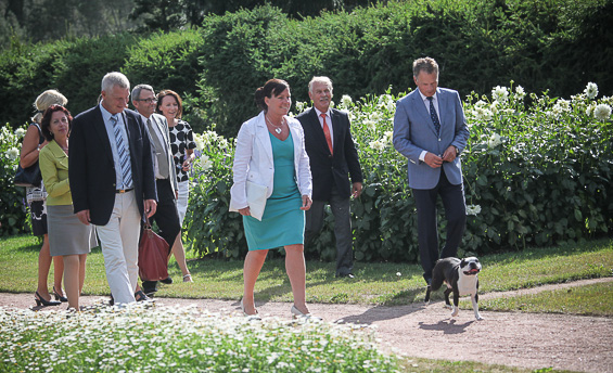 Också hunden Lennu visade ivrigt Gullranda trädgård för besökarna. Copyright © Republikens presidents kansli