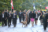  Vieraat ja isännät kävelyllä Rideau Hallin puistossa. Copyright © Tasavallan presidentin kanslia 
