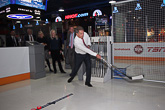  Presidentti Niinistön tyylinäyte Hockey Hall of Famessa Torontossa 10. lokakuuta 2014. Copyright © Tasavallan presidentin kanslia 