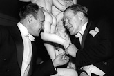 Kirjailija Väinö Linna ja ohjaaja Edwin Laine keskustelevat Presidentinlinnan Atriumissa itsenäisyyspäivänä 1958. Kuva: Lehtikuva