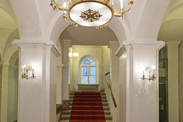 Uppför trappan får gästerna gå på en röd damastmönstrad matta. Foto: Soile Tirilä /Museiverket 2014