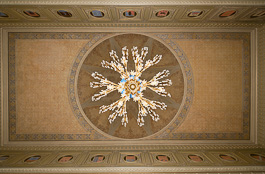 I taket finns ornament med växtmotiv och grisaillemålning som ger ett tredimensionellt intryck. Foto: Republikens presidents kansli