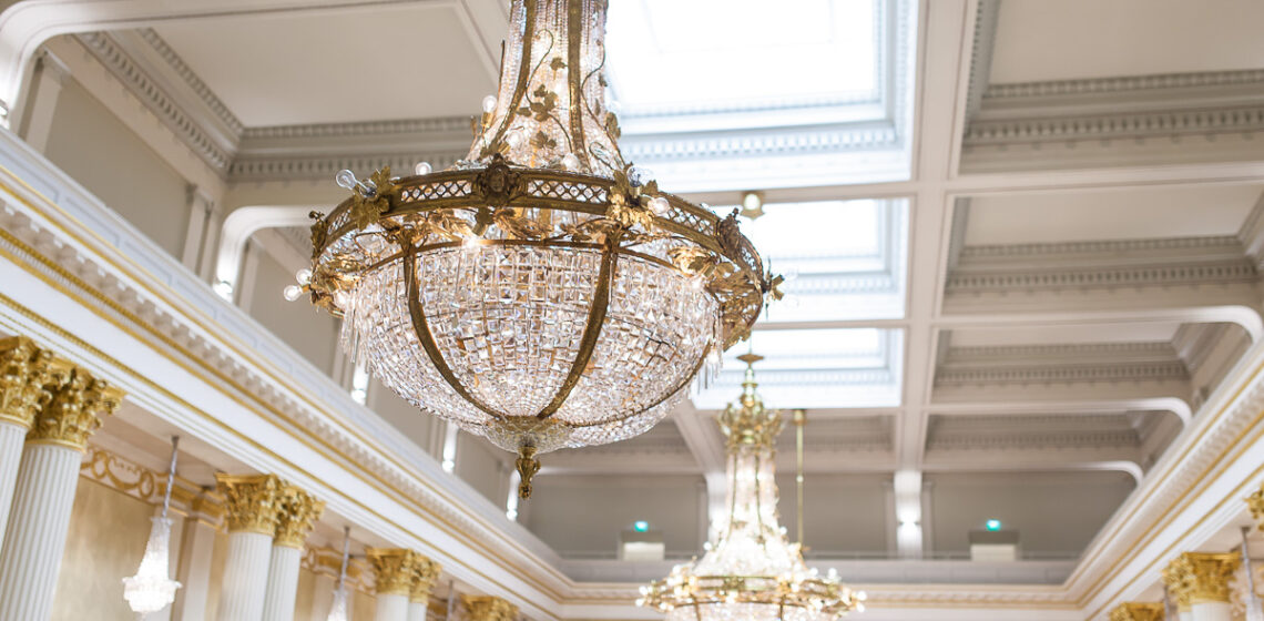 Valtiosalin suuret kristallikruunut on valmistettu Belgiassa vuonna 1907. Kruunut ovat olleet alusta asti sähköistettyjä. Uusempireä olevien kruunujen yläosaa kiertävät kasviaiheiset jugend-koristeet. Kuva: Matti Porre/Tasavallan presidentin kanslia