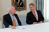 Senator John McCain och President Sauli Niinistö. Foto: Republikens presidents kansli 