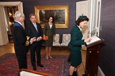  Drottning Silvia skriver i gästboken på presidentens slott. Copyright © Republikens presidents kansli 