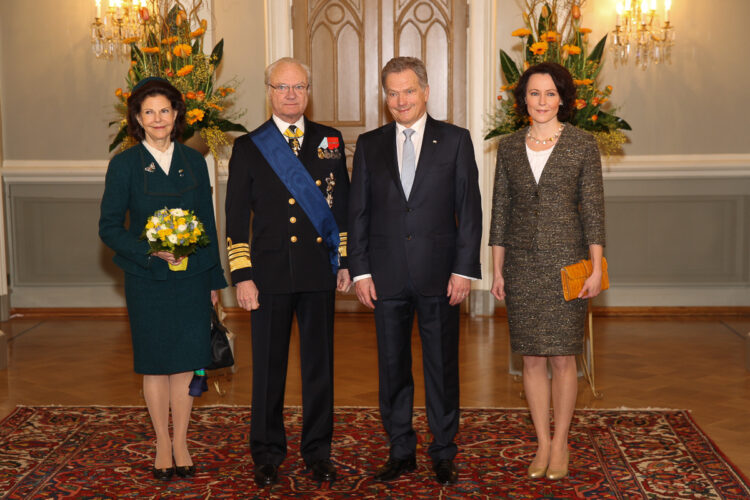  Det officiella fotot i Gotiska salen: Sveriges kungapar och Finlands presidentpar. Copyright © Republikens presidents kansli 