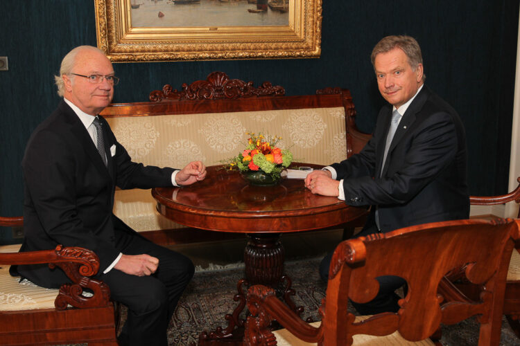  Kuningas Kaarle XVI Kustaa ja presidentti Niinistö Linnan työhuoneessa. Copyright © Tasavallan presidentin kanslia 