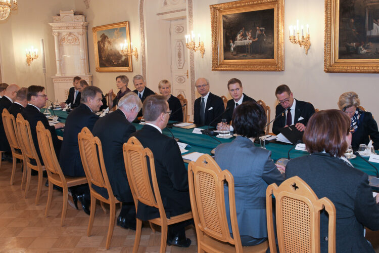  Officiella diskussioner. Under besöket behandlas det politiska, ekonomiska och kulturella samarbetet mellan Finland och Sverige. Copyright © Republikens presidents kansli
 