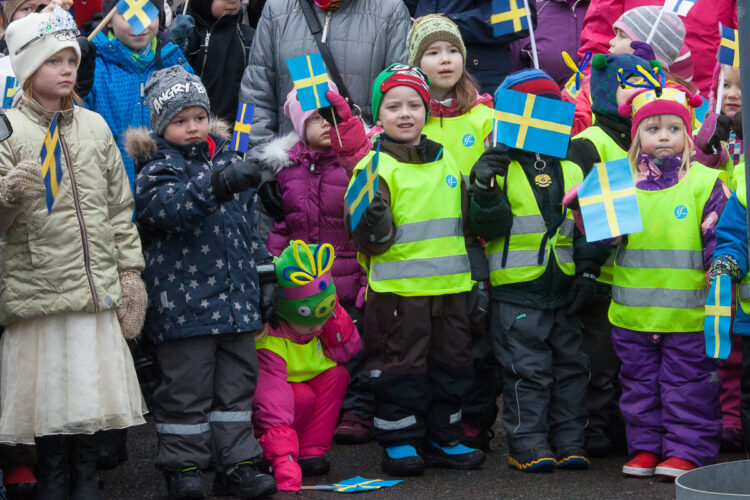 Koululaiset heiluttelevat Ruotsin pienoislippuja. Copyright © Tasavallan presidentin kanslia