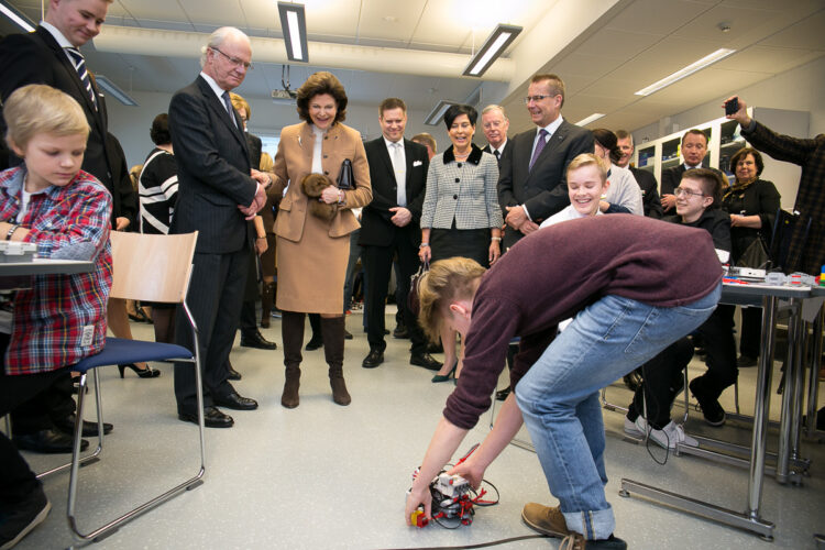 Ville Turku näytti kuningasparille kuinka robotti seuraa lattialle piirrettyä viivaa. Copyright © Tasavallan presidentin kanslia
