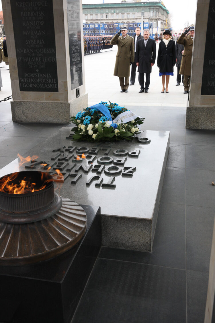 
Presidentti Niinistö laski seppeleen tuntemattoman sotilaan haudalle. Copyright © Tasavallan presidentin kanslia 